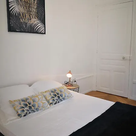 Moderne,face Au Parc. 公寓