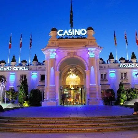 Moderne,face Au Parc. 公寓