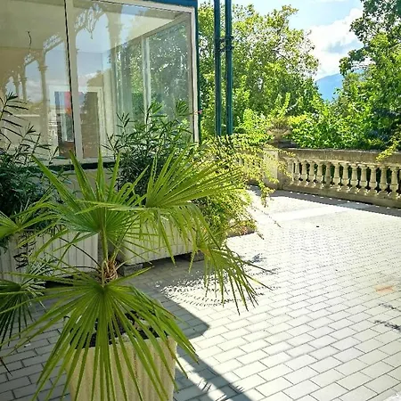 Apartment Moderne,face Au Parc. *